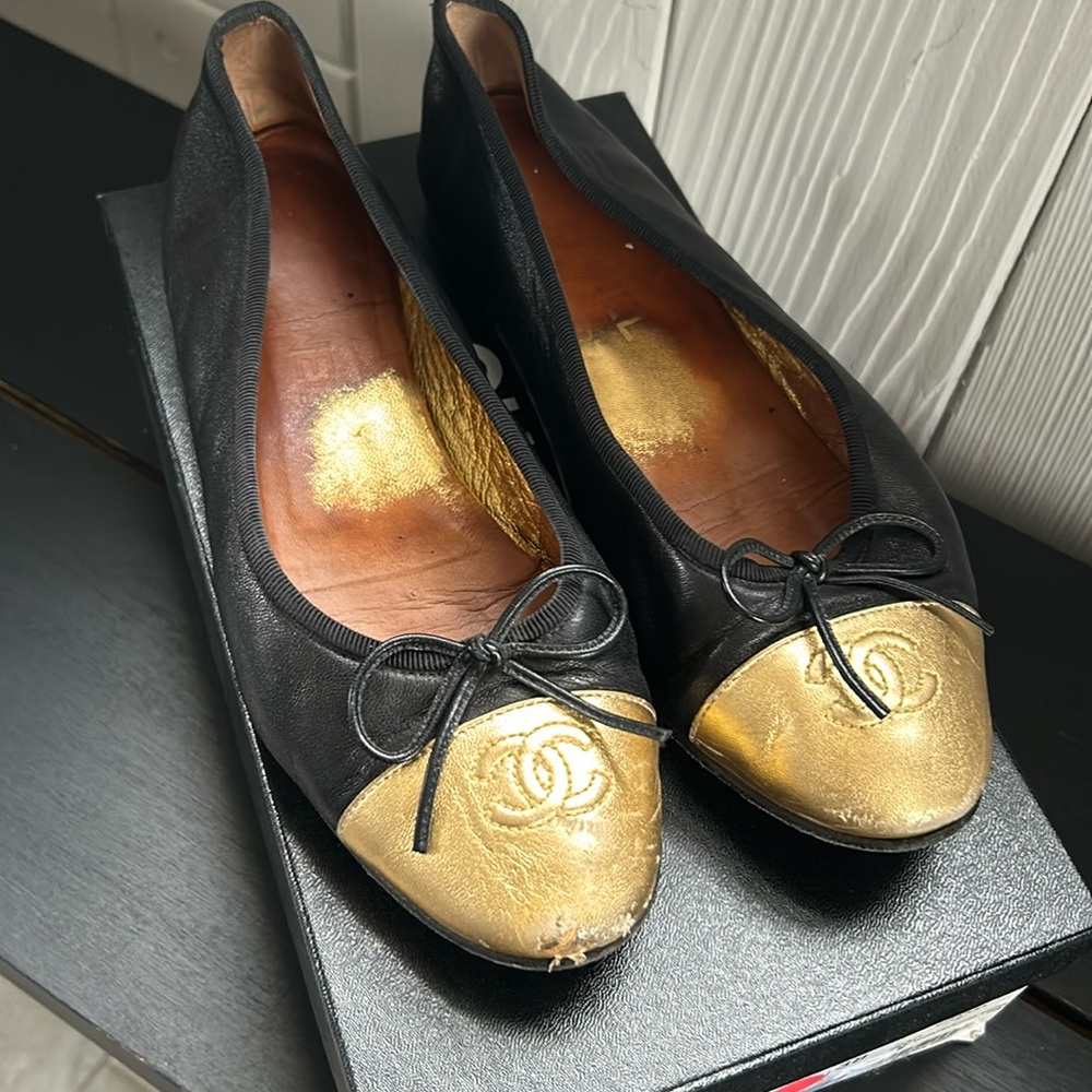 Chanel black w gold ballet flats 38